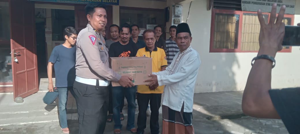 Unit Reg Ident Satlantas Polres Selayar Bagikan 200 Paket Lebaran kepada Wartawan dan Kaum Dhuafa