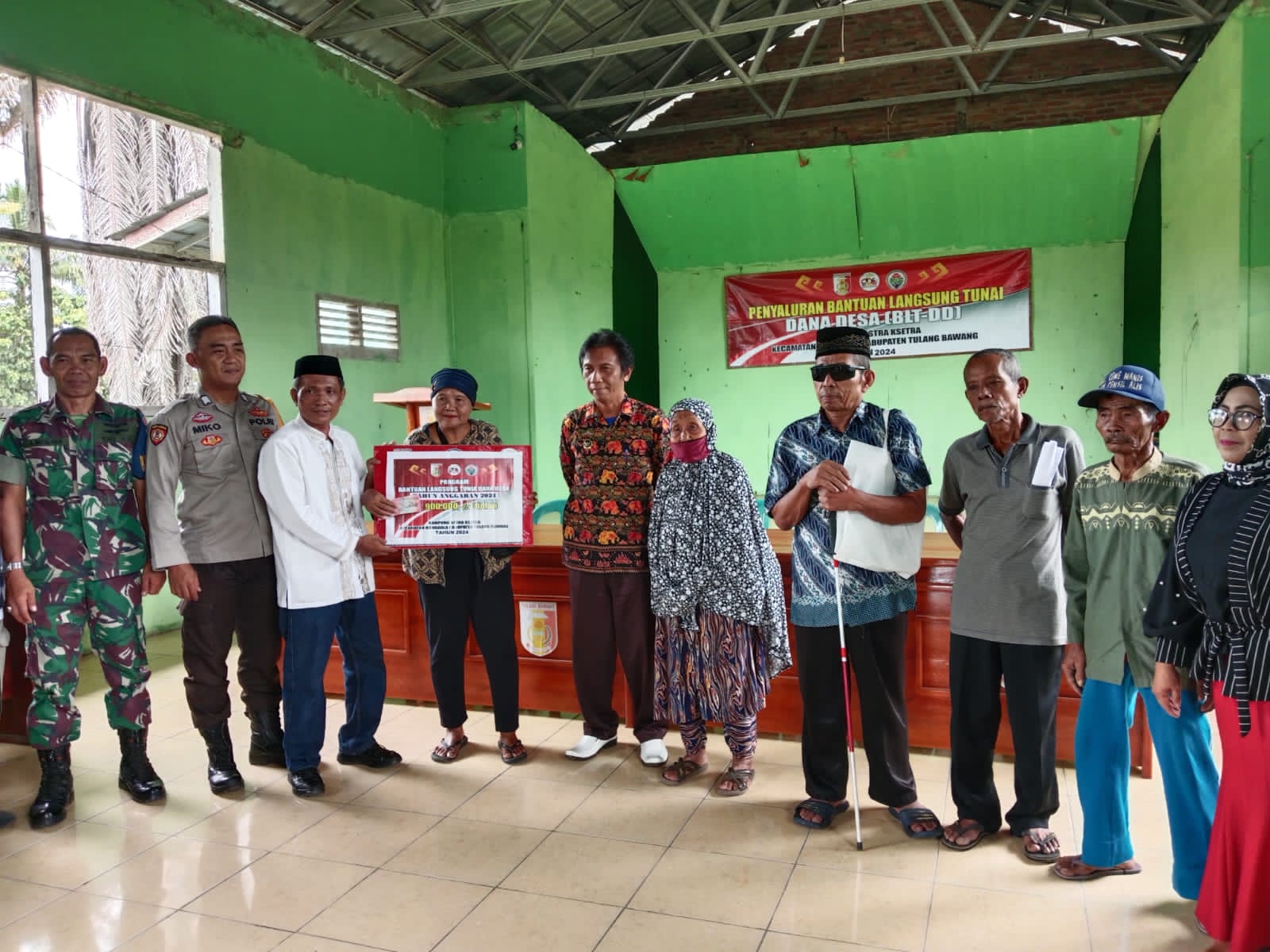 Kakam Oni Hadi Indarto,SH,MH Salurkan BLT-DD Tahap Pertama KE 32 KPM Tahun 2024