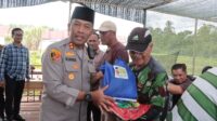 Jumat curhat: polres Meranti Melalui SIMPAZ, Bagikan Sembako Kepada Petugas Kebersihan