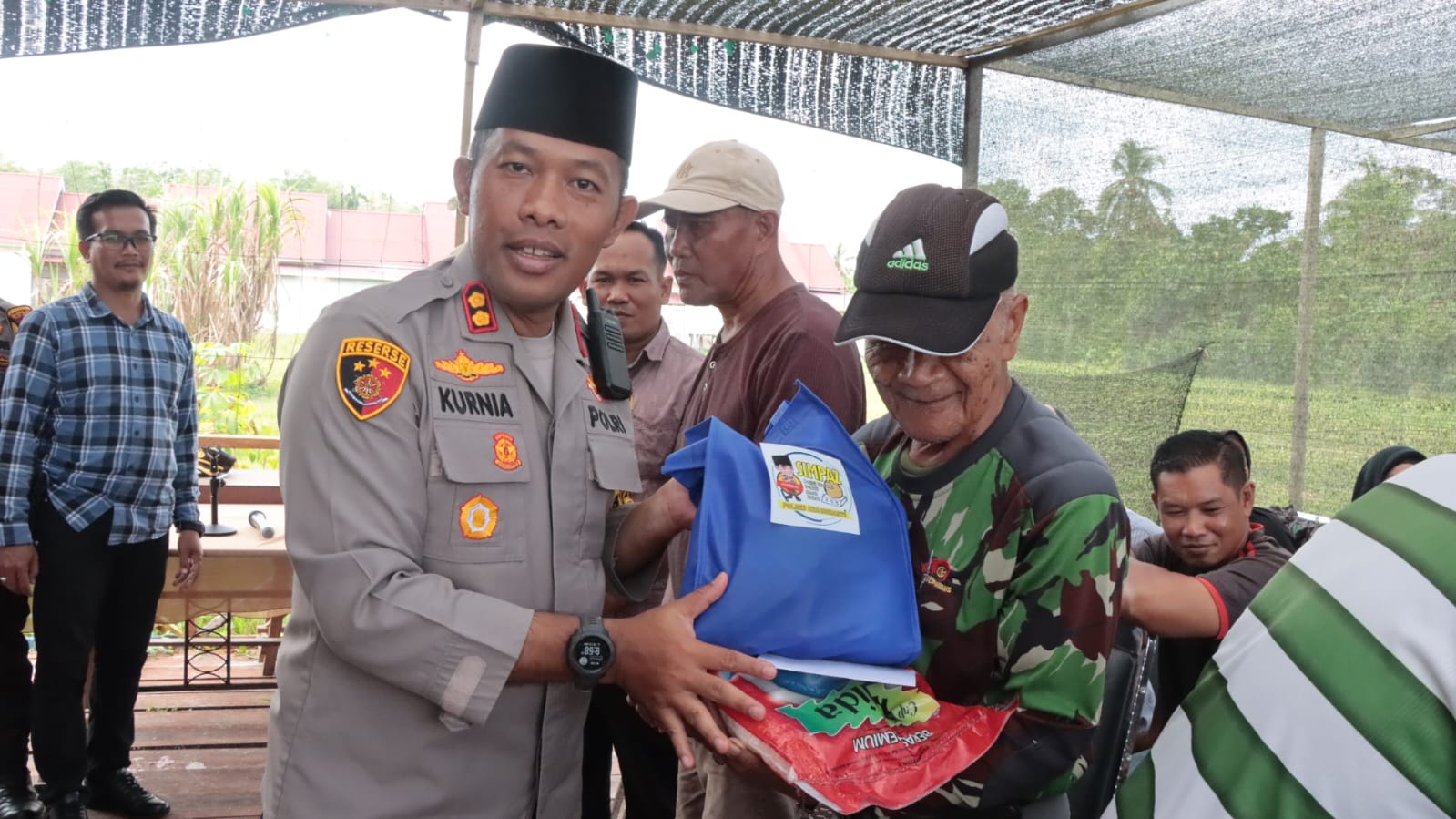 Jumat curhat: polres Meranti Melalui SIMPAZ, Bagikan Sembako Kepada Petugas Kebersihan