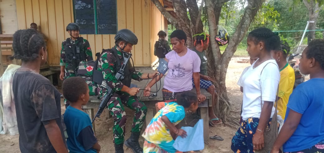 TNI Satgas Pamtas Yonif 407/PK Gelar Bakti Kesehatan Kepada Warga Perbatasan
