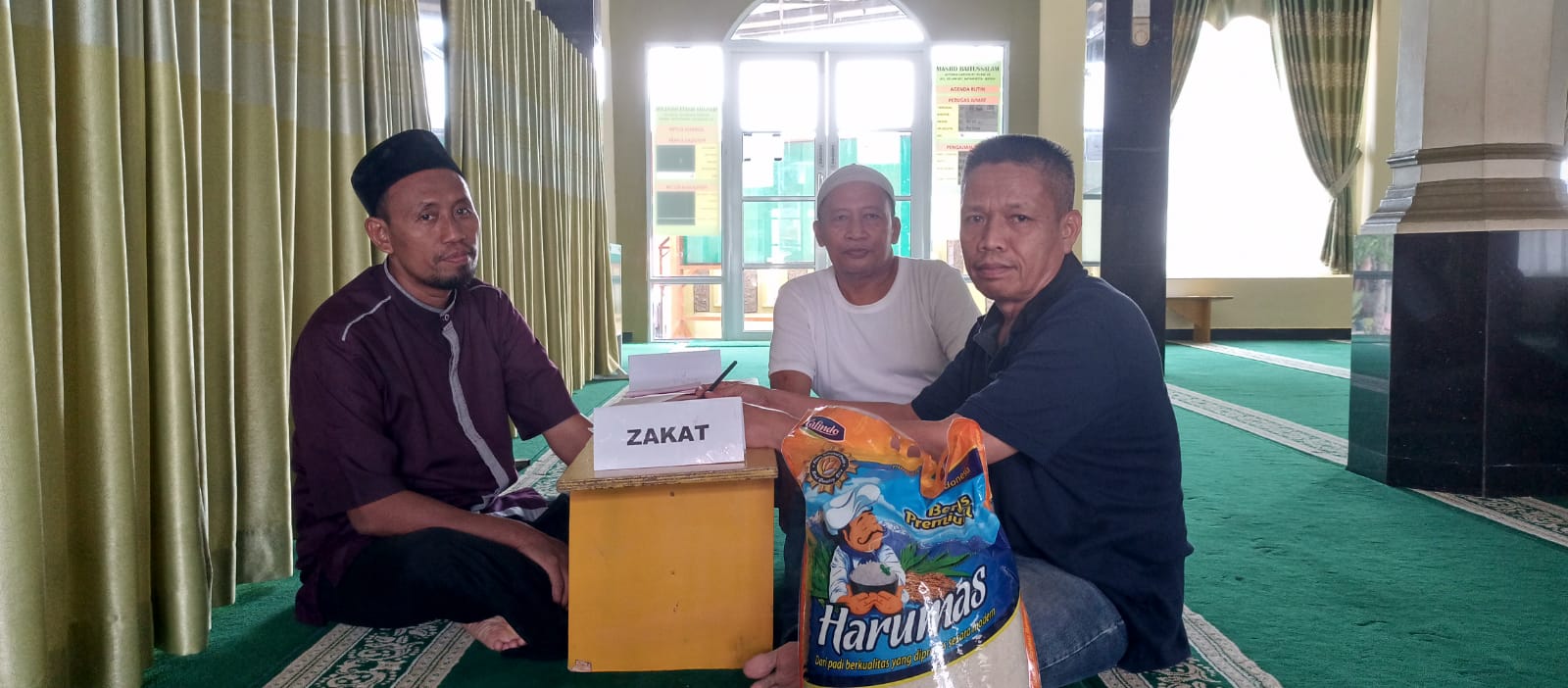 Pembayaran Zakat Fitrah di Masjid Baitussalam Botania Garden Rw 043 Himgga Malam Takbiran