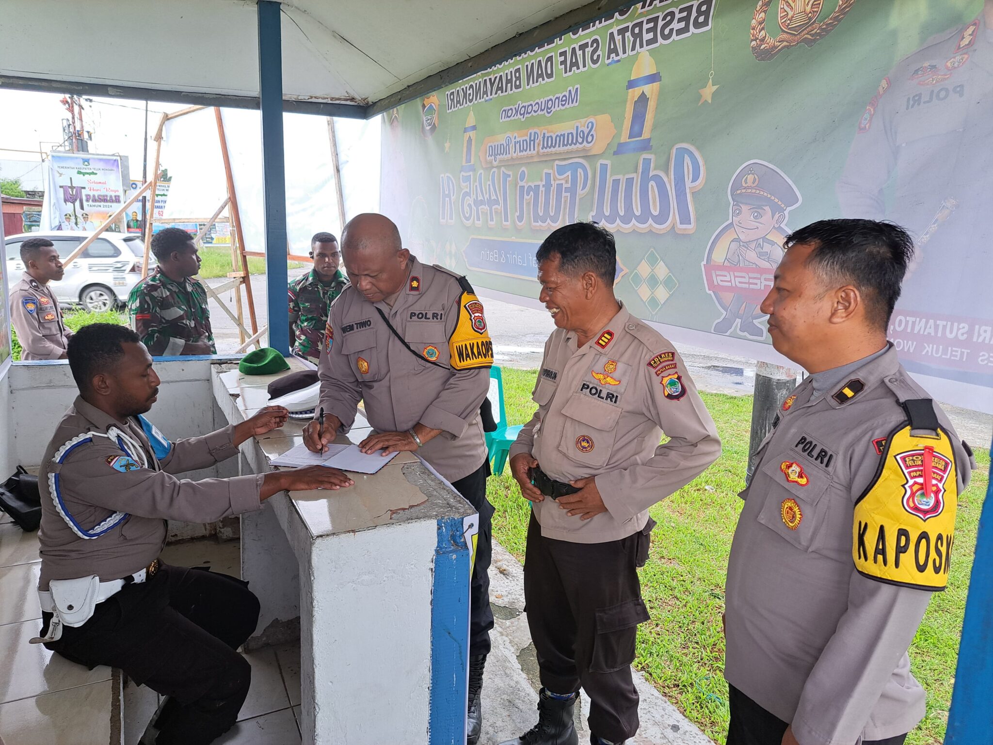 Wakapolres Teluk Wondama Pengecekan Pos Pelayanan dan Pos Pengamanan Operasi Ketupat Mansinam-2024