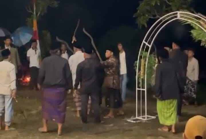 Viral ! Warga Bangkalan Bawa Celurit Saat Acara Hiburan Malam