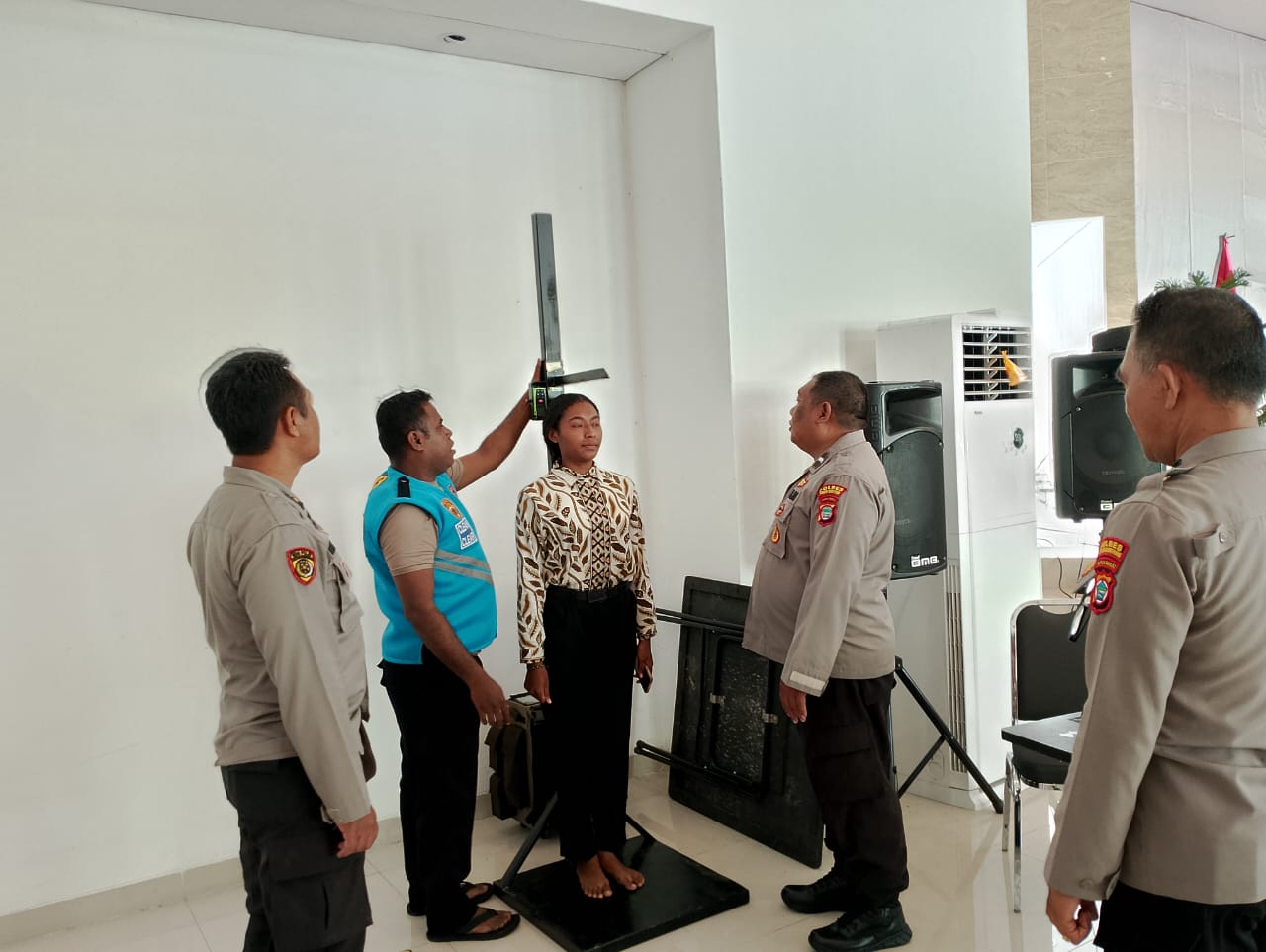 Bag SDM Polres Teluk Bintuni laksanakan verifikasi berkas peserta calon penerimaan polri 2024