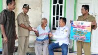 Pemkam Secara Door To Door Menyalurkan BLT-DD Tahap Pertama