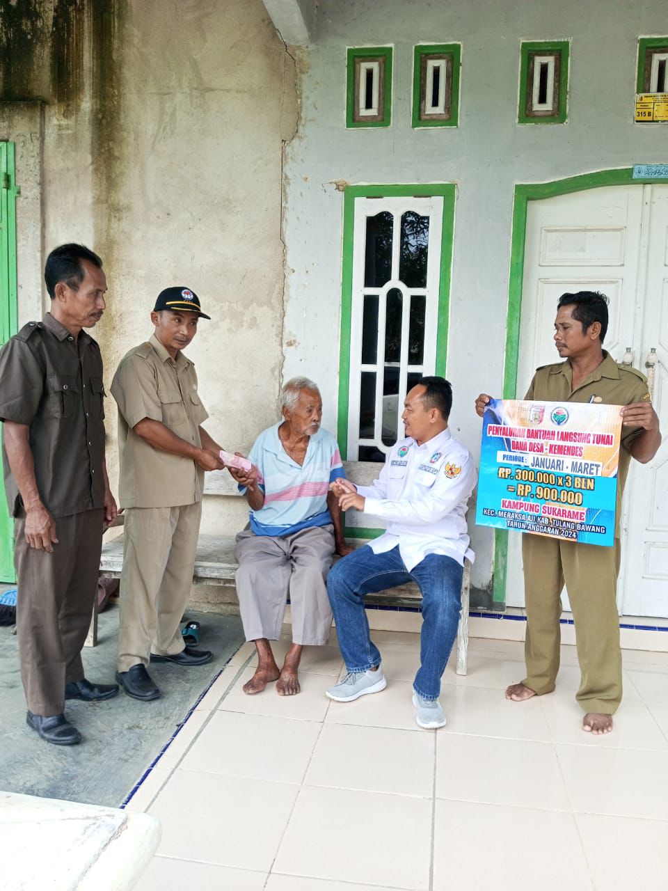 Pemkam Secara Door To Door Menyalurkan BLT-DD Tahap Pertama