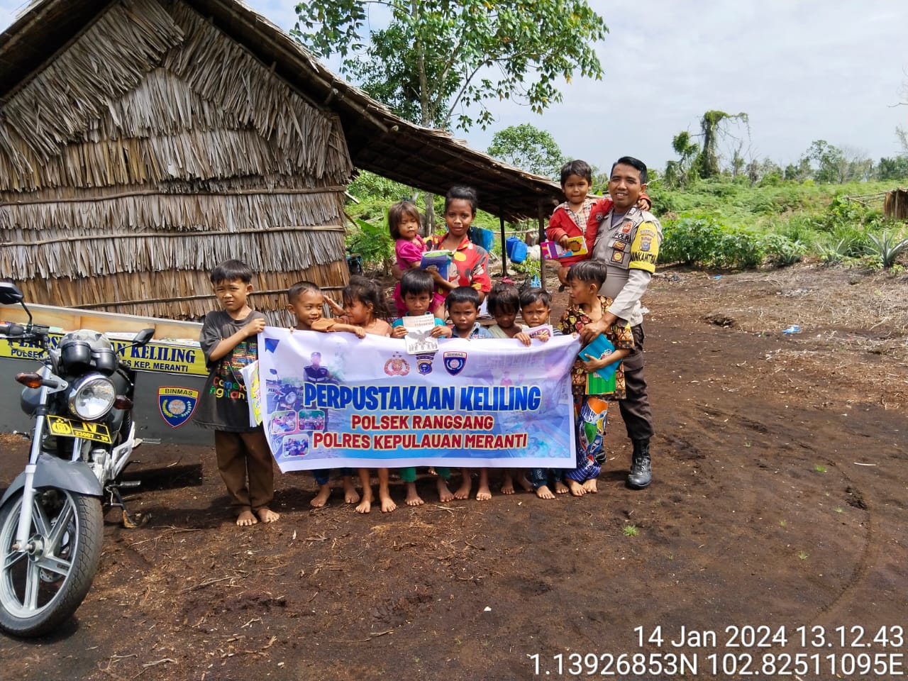 Bhabinkamtibmas Desa Sendaur Kec Rangsang Pesisir Ini Keliling Sediakan Pustaka Bagi Anak-Anak Pulau Terluar
