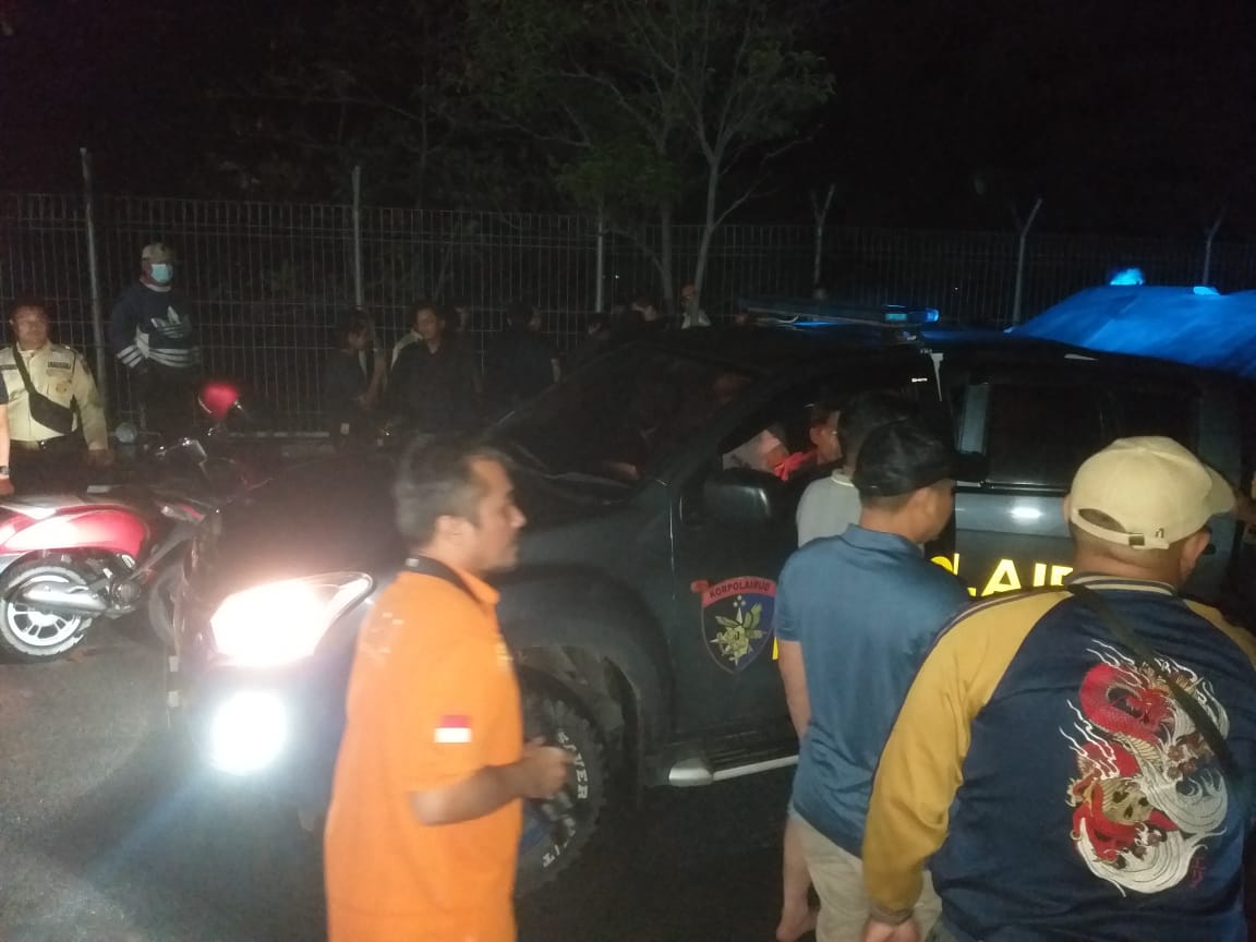 Sat Polairud Polres Bangka Barat Dan Tim Gabungan Evaluasi penemuan mayat di pantai Peltim Muntok