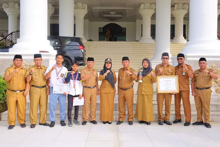 Walikota H Waris Tholib Melak melaksanakan Apel Pagi Gabungan Perdana Awal Tahun 2024 Di Kota Tanjungbalai.