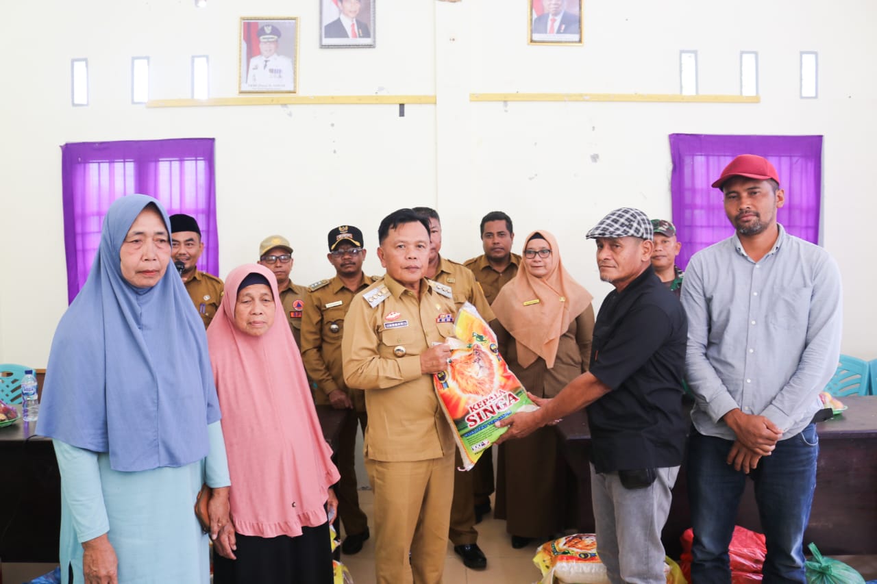 Salurkan 165 Paket Sembako Pemkab Meranti ,Untuk Warga Terdampak Banjir di Alahair Timur
