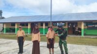 Satgas Yonif 407/PK Pos Tomaga Bantu Guru Giat Mengajar Di Sekolah SD Negeri 02 Inpres Bomberay