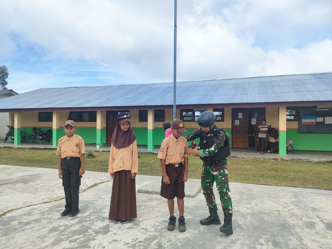 Satgas Yonif 407/PK Pos Tomaga Bantu Guru Giat Mengajar Di Sekolah SD Negeri 02 Inpres Bomberay