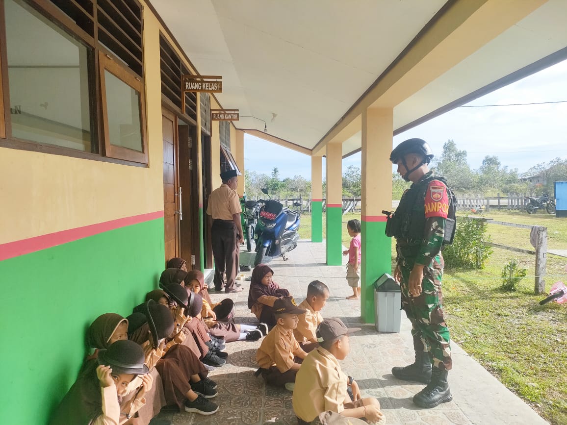 Satgas Yonif 407/PK Pos Tomaga Bantu Guru Giat Mengajar Di Sekolah SD Negeri 02 Inpres Bomberay 