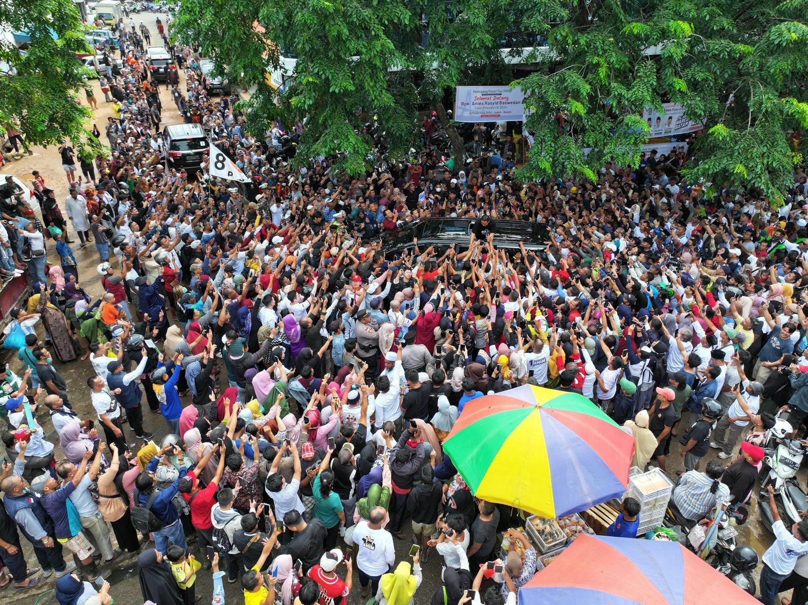 Anies Baswedan Saat Kampanye Selfei di Landmark Welcome To Batam 