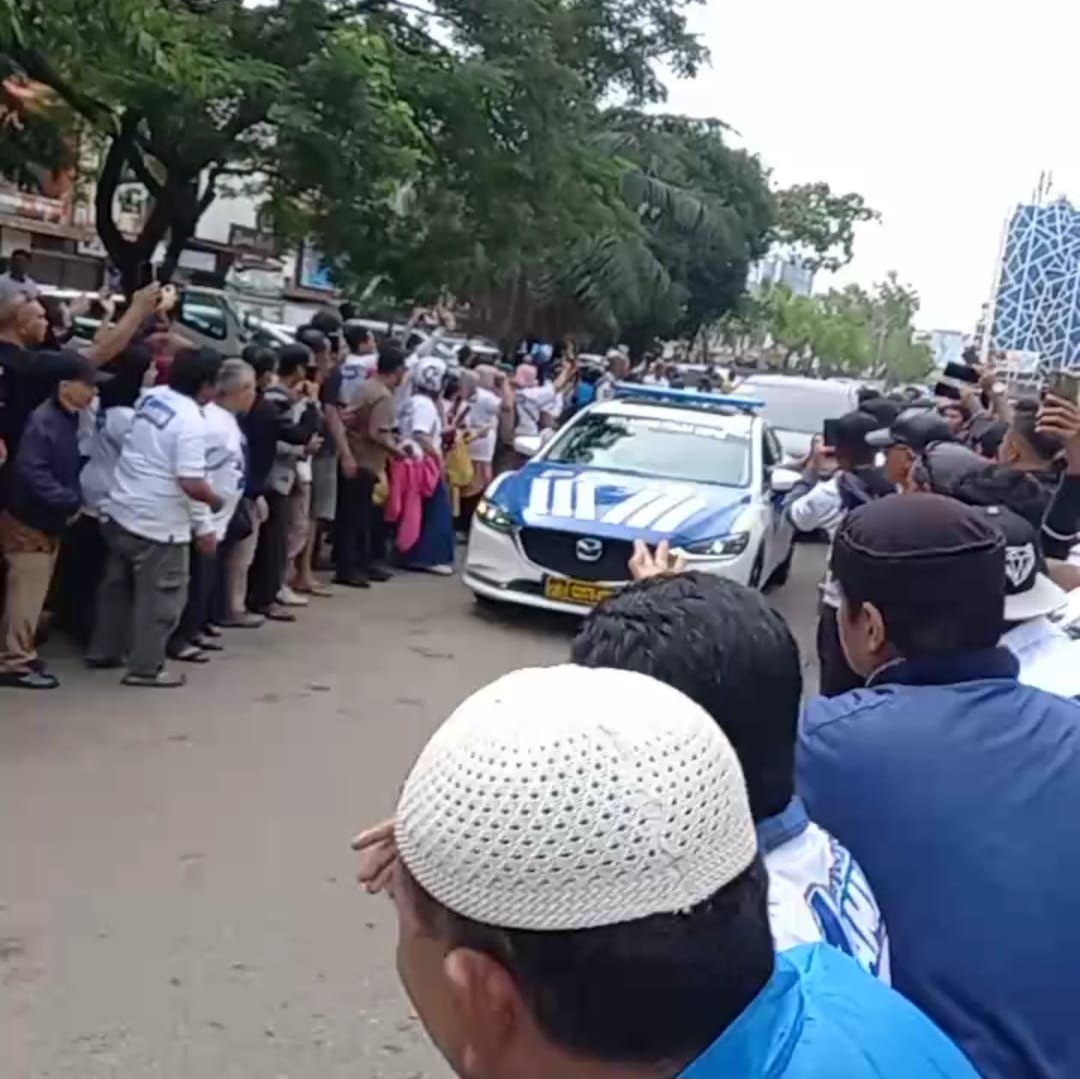 Anies Baswedan Selfei di Landmark "Welcome To Batam" Saat Kampanye di Batam