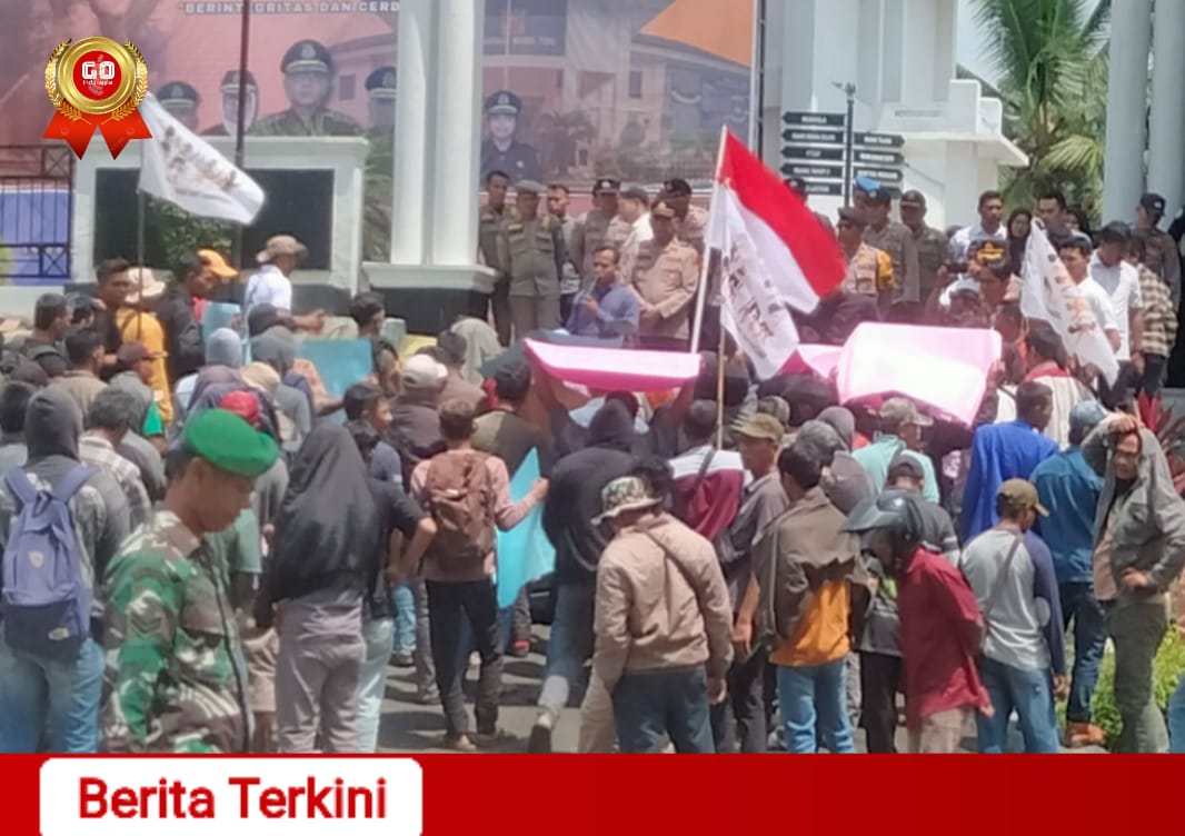 Pendemo Minta Kejari Tebo Tangkap dan Tahan kades SY