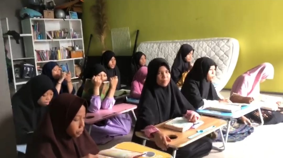 Hidup cuma sekali, maka nikmatilah.". Maka jawablah: "Mati itu pasti maka persiapkanlah