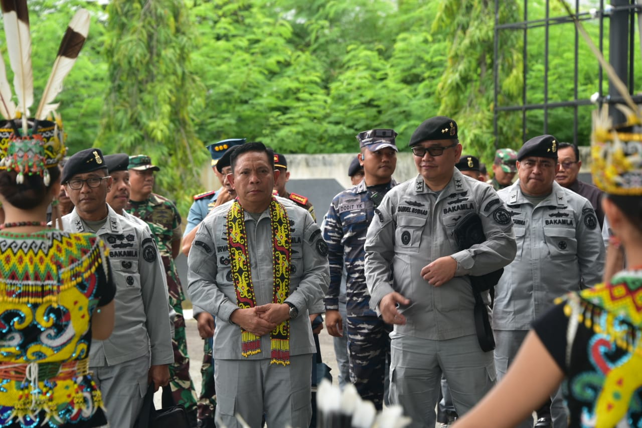 Tinjau Lahan di Kalimantan, Kepala Bakamla RI Disambut Burung Enggang