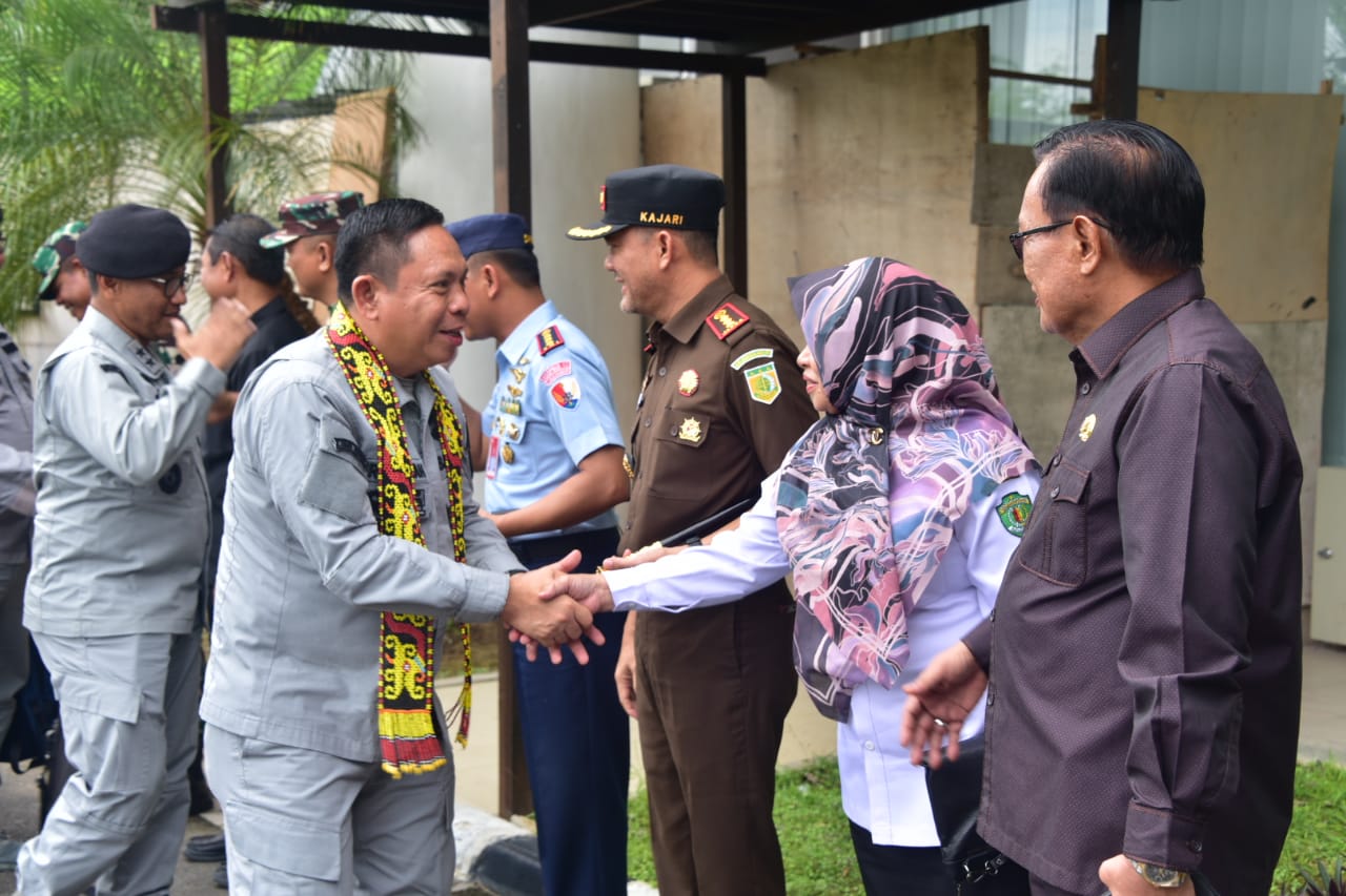 Tinjau Lahan di Kalimantan, Kepala Bakamla RI Disambut Burung Enggang