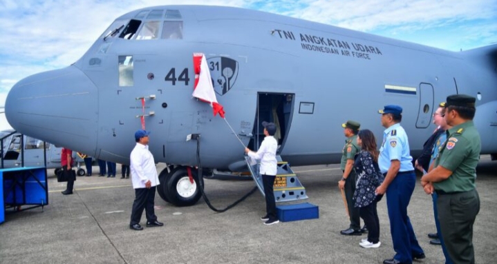 Presiden Jokowi Menyaksikan Langsung Penyerahan Pesawat Super Hercules dan Helikopter TNI AU