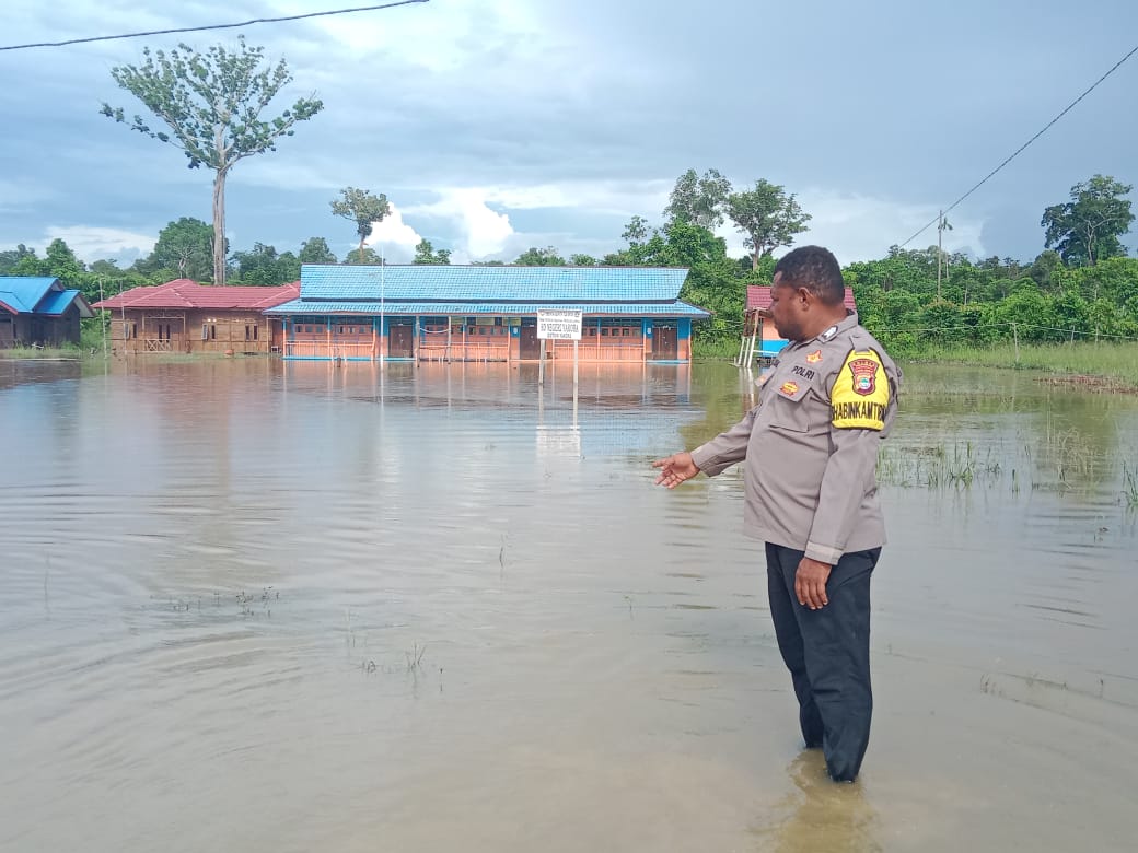 Polres Teluk Bintuni melalui Bhabinkamtibmas Gerak cepat Menindaklanjuti Bergerak Mengecek lokasi Banjir di distrik Yakora Teluk Bintuni