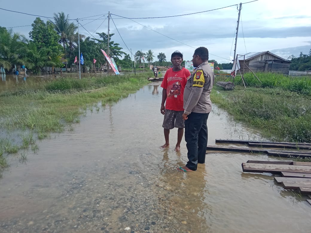 Polres Teluk Bintuni melalui Bhabinkamtibmas Gerak cepat Menindaklanjuti Bergerak Mengecek lokasi Banjir di distrik Yakora Teluk Bintuni