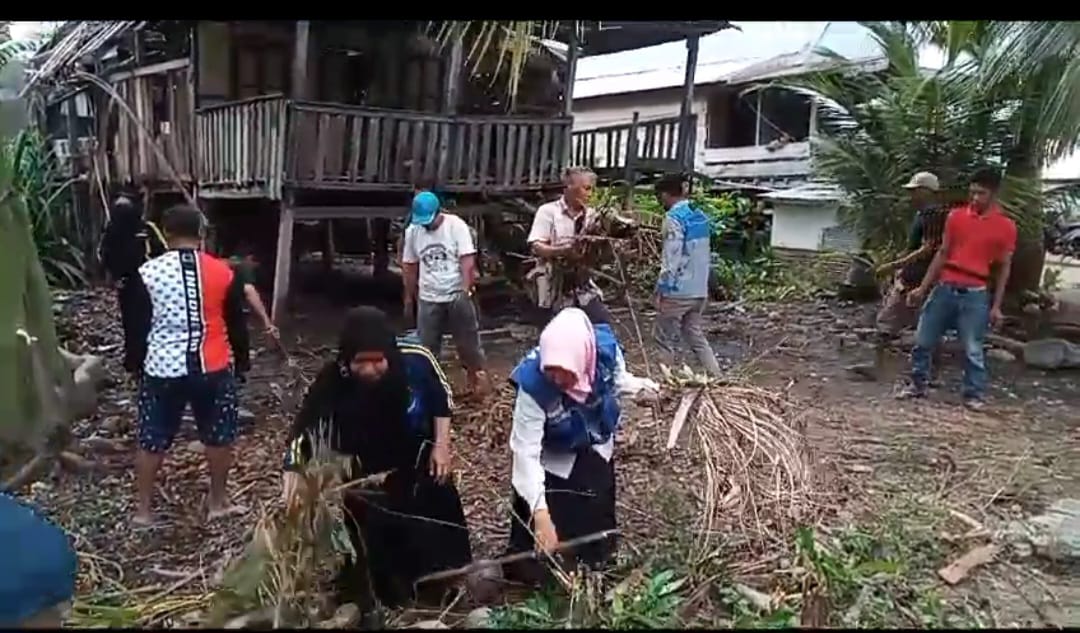 Ciptakan Kawasan Permukiman Bersih dan Sehat, Kerja Bakti Massal Digelar Gabungan OPD di Rumah Bau Sunting