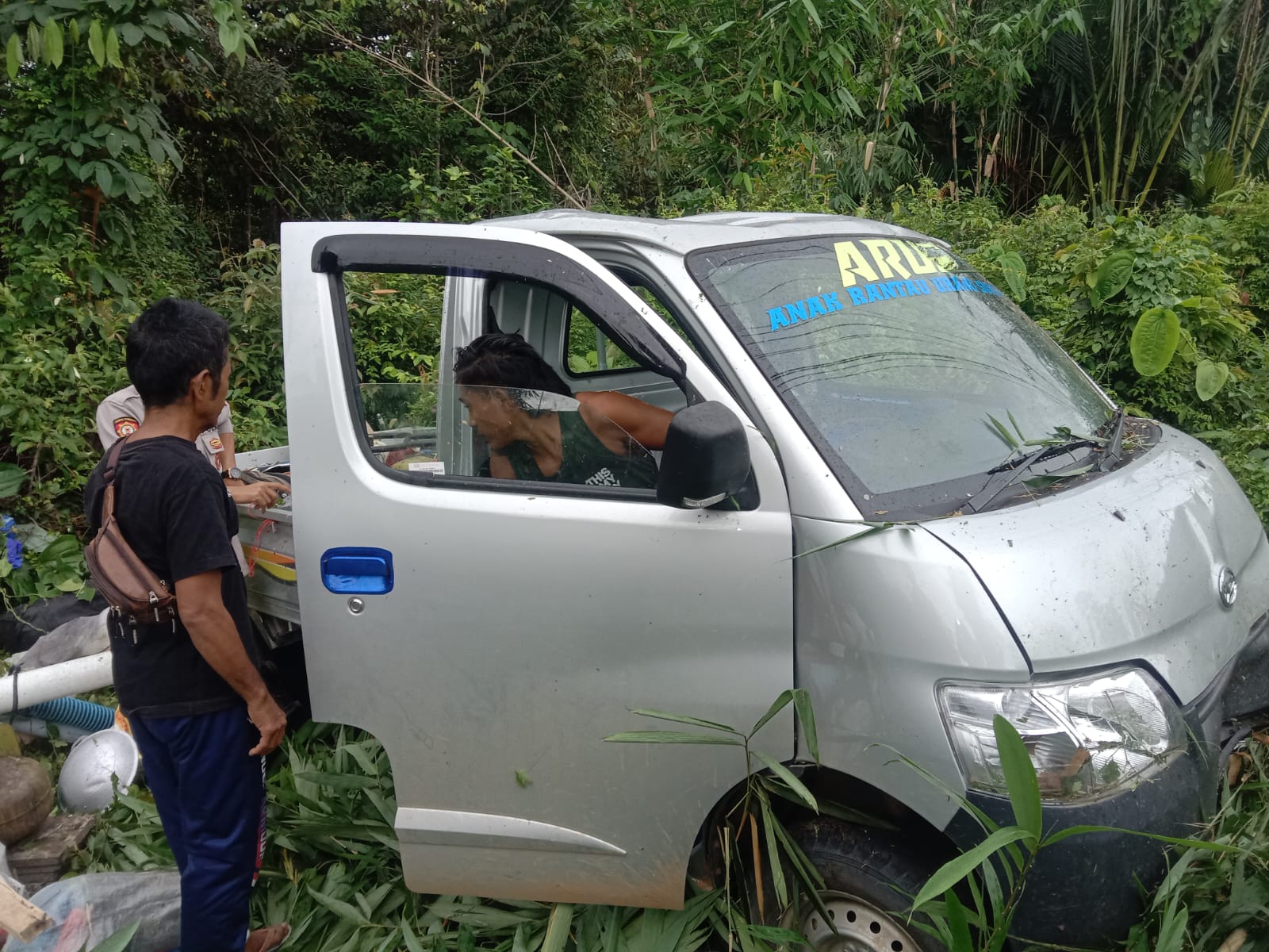 Polsek Kelapa Evakuasi Kecelakaan lalu lintas tunggal yang di alami mobil Daihatsu Gran Max Pick