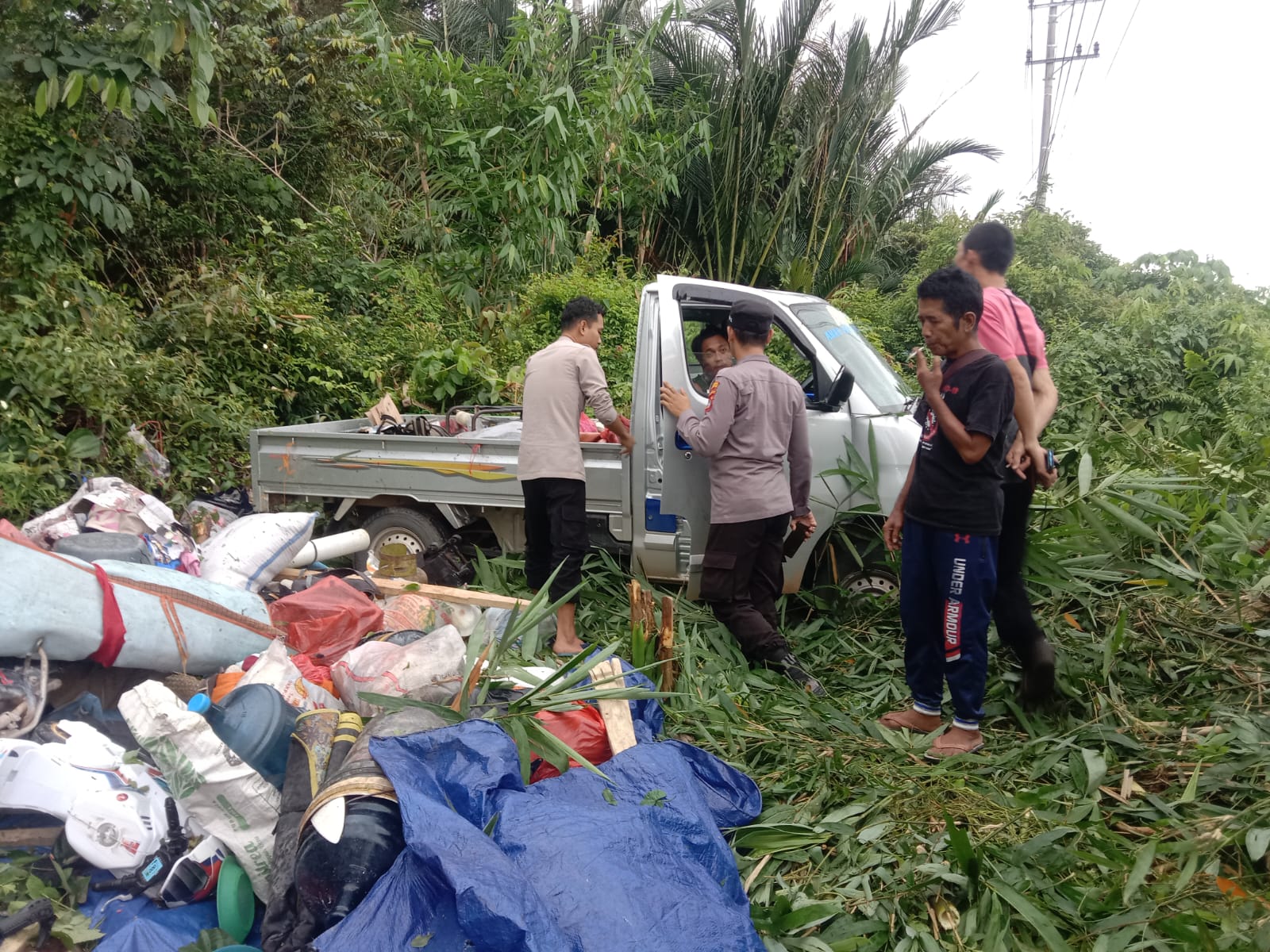 Polsek Kelapa Evakuasi Kecelakaan lalu lintas tunggal yang di alami mobil Daihatsu Gran Max Pick 