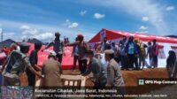 Mensos Bersama Tim Pasang Tenda untuk Korban Terdampak Longsor Sukabumi