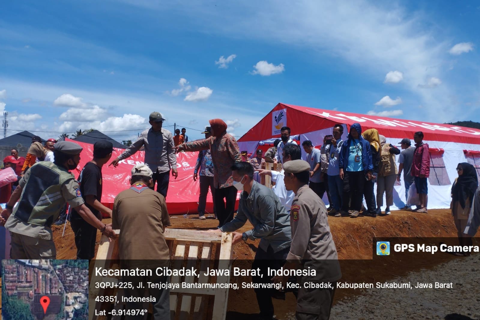 Mensos Bersama Tim Pasang Tenda untuk Korban Terdampak Longsor Sukabumi