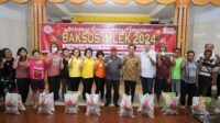 Wali Kota Tanjungbalai H Waris Tholib Membagikan Bingkisan Dalam kegiatan Bakti Sosial (Baksos) Imlek
