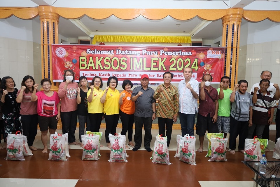 Wali Kota Tanjungbalai H Waris Tholib Membagikan Bingkisan Dalam kegiatan Bakti Sosial (Baksos) Imlek
