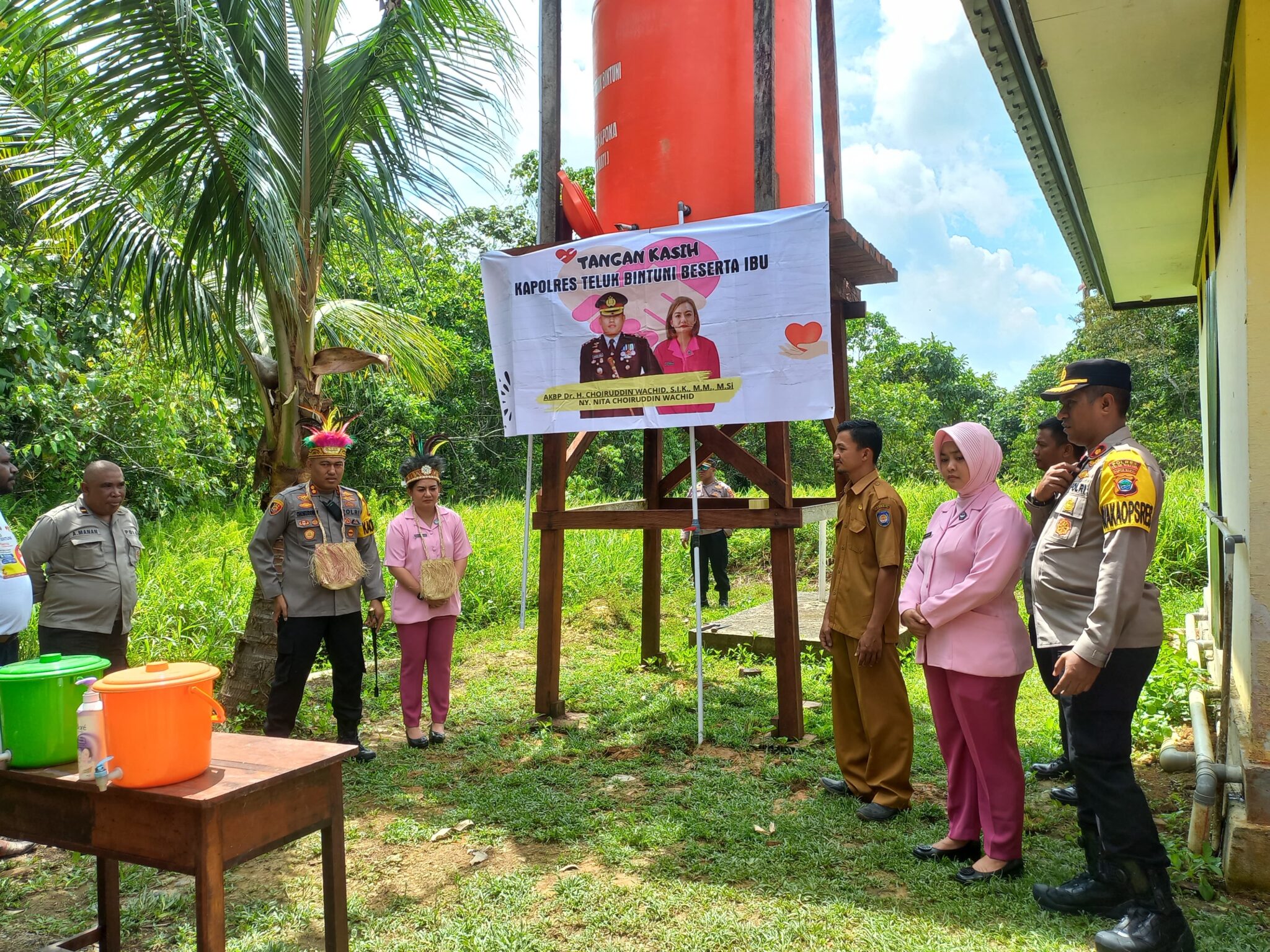Kapolres Kunjungi SD YPK Rafidim KM 7 Distrik Muturi  Serta Penyerahan Tangan Kasih ,Dalam rangka Rasa Kepedulian
