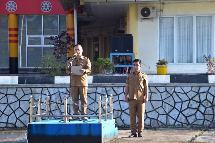 Sekda Nias Utara Bertindak Pada Penaikan Bendera Merah Putih Di Lingkup Pemerintah Kabupaten Nias Utara