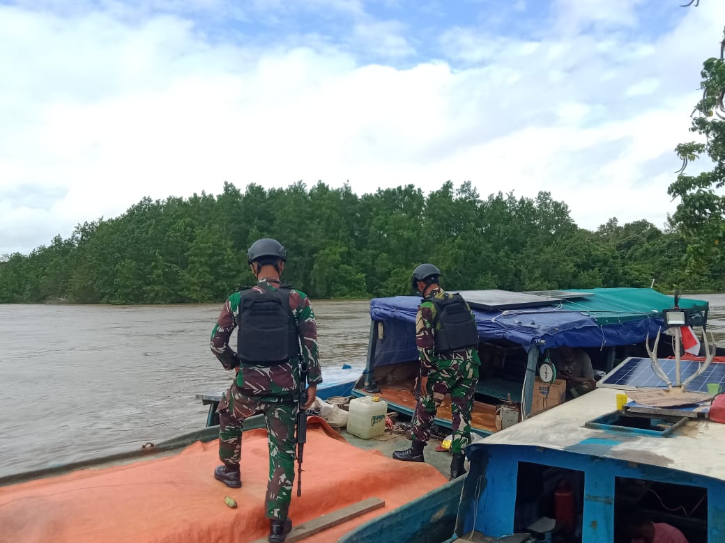 Satgas Yonif 407/PK Laksanakan Giat Swiping Kapal Opsi yang Melintas Periksa Miras dan Barang Ilegal