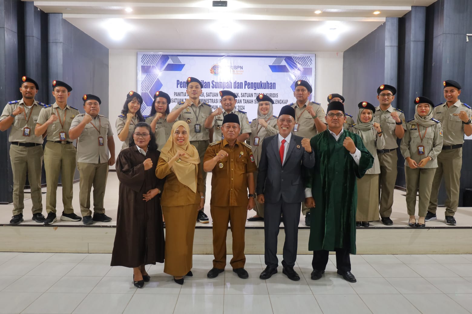 Dalam Cara Pengambilan Sumpah Dan Pengukuhan Panitia Ajudikasi Pendaftaran Tanah Sistematis Lengkap (PTSL) Tahun Anggaran 2024.