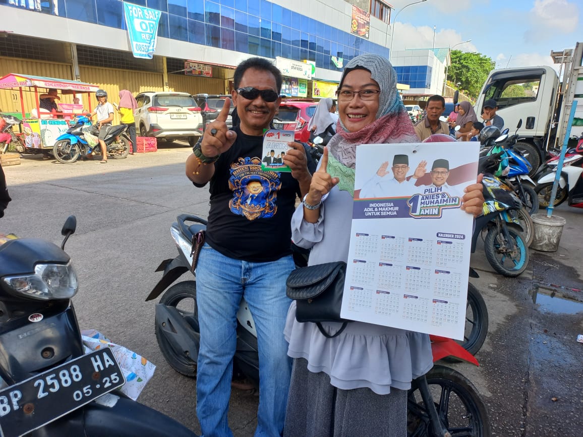 TPD AMIN Kepri Membagi-Bagi Stiker dan Pin Capres 01 Anies Muhaimin di Pasar MB2 Batam Center