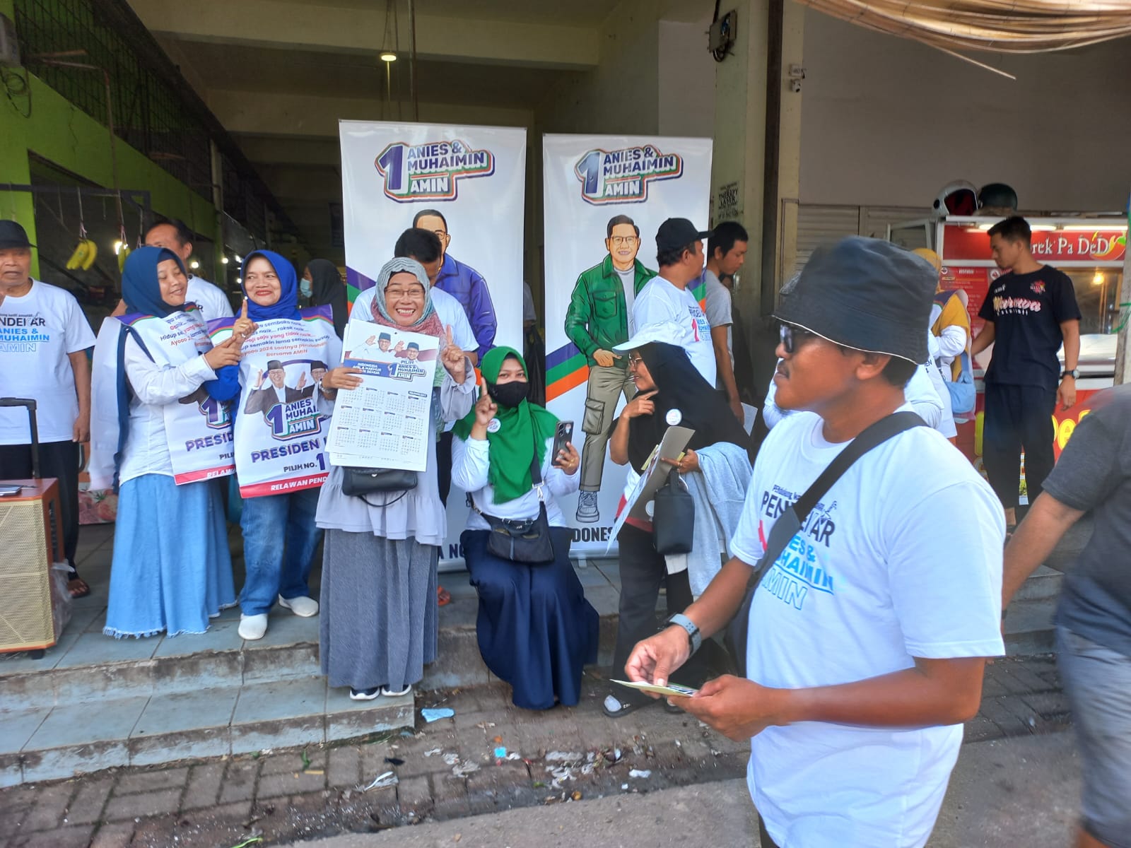 TPD AMIN Kepri Membagi-Bagi Stiker dan Pin Capres 01 Anies Muhaimin di Pasar MB2 Batam Center