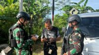Satgas Yonif Laksanakan Giat Swiping Kendaraan, Rangka Memastikan Kendaraan Tidak Membawa Barang Ilegal