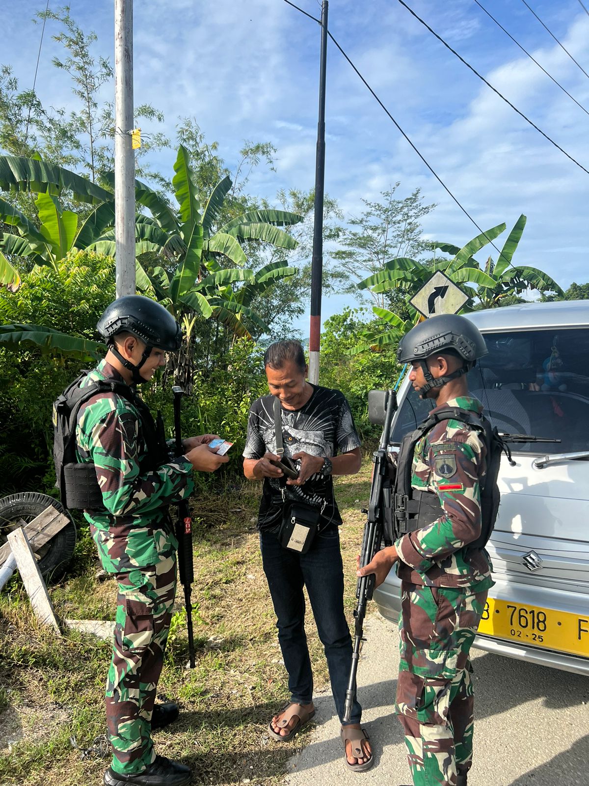 Satgas Yonif Laksanakan Giat Swiping Kendaraan, Rangka Memastikan Kendaraan Tidak Membawa Barang Ilegal
