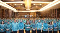 [12.52, 31/1/2024] Mahmuda Mora Siregar Wartawan TAPSEL: Ketua TP PKK Tapsel Hadiri Pelatihan Tertib Administrasi dan Workshop Pokja TAPANULI SELATAN - Ketua Tim Penggerak (TP) Pemberdayaan Kesejahteraan Keluarga (PKK) Kabupaten Tapanuli Selatan (Tapsel), Ny Rosalina Dolly Pasaribu, menghadiri kegiatan Pelatihan Tertib Administrasi dan Workshop Pokja I, II, III, IV, bagi TP PKK kabupaten/kota se-Provinsi Sumatera Utara, di Hotel Le Polonia, Medan (29/1). "Pelatihan Tertib Administrasi dan Workshop Pokja I, II, III, IV, diikuti selama 3 (tiga) hari dari tanggal 29 sampai 31 Januari 2024 dan dibuka oleh Pj Ketua TP PKK Provinsi Sumatera Utara, Ny Dessy Hassanuddin pada Senin (29/1) "Dalam kegiatan workshop dan pelatihan tertib administrasi yang dilaksanakan ini, ada lima aspek yang harus kita capai setelah kit… [12.53, 31/1/2024] Mahmuda Mora Siregar Wartawan TAPSEL: Ketua TP PKK Tapsel Hadiri Pelatihan Tertib Administrasi dan Workshop Pokja TAPANULI SELATAN - Ketua Tim Penggerak (TP) Pemberdayaan Kesejahteraan Keluarga (PKK) Kabupaten Tapanuli Selatan (Tapsel), Ny Rosalina Dolly Pasaribu, menghadiri kegiatan Pelatihan Tertib Administrasi dan Workshop Pokja I, II, III, IV, bagi TP PKK kabupaten/kota se-Provinsi Sumatera Utara, di Hotel Le Polonia, Medan (29/1). "Pelatihan Tertib Administrasi dan Workshop Pokja I, II, III, IV, diikuti selama 3 (tiga) hari dari tanggal 29 sampai 31 Januari 2024 dan dibuka oleh Pj Ketua TP PKK Provinsi Sumatera Utara, Ny Dessy Hassanuddin pada Senin (29/1) "Dalam kegiatan workshop dan pelatihan tertib administrasi yang dilaksanakan ini, ada lima aspek yang harus kita capai setelah kita mengikuti workshop dan pelatihan ini, yakni terciptanya administrasi PKK yang sistematis dan mudah dimengerti, terciptanya karakter luhur generasi muda remaja, terbentuknya gelar pelangi dalam peningkatan kualitas sumber daya kader, menyamakan pola makan B2SA berbasis SDM, serta terciptanya kader PKK yang handal," ujar Dessy. Dalam kegiatan tersebut ia juga menyampaikan, bahwa seluruh peserta harus dapat menyusun rencana dan tindak lanjut hasil workshop dan pelatihan sampai ke tingkat paling bawah, jangan hanya sekedar datang lalu hilang begitu saja. "Dalam kegiatan workshop serta pelatihan ini, saya harap ibu aktif, dan nanti apa yang didapat dari kegiatan ini, dapat ibu sosialisasikan di daerah ibu masing-masing," ucap Dessy Sementara itu, Ketua TP PKK Tapsel, Ny Rosalina Dolly Pasaribu, di sela-sela kegiatan mengatakan dengan adanya workshop dan pelatihan ini, dapat menambah ilmu serta pengetahuan mengenai administrasi yang tertib, teratur dan sesuai dengan aturan yang berlaku. "Materi serta workshop yang diberikan dari pelatihan ini, nanti dapat kami terapkan, untuk peningkatan administrasi PKK, yang tertib dan sesuai dengan aturan yang berlaku," terang Rosalina Lebih lanjut Rosalina mengatakan sesuai arahan Pj Ketua PKK Provinsi Sumut, bahwa hasil dari kegiatan dan pelatihan ini, nantinya akan di sosialisasikan di Tapanuli Selatan, untuk peningkatan TP PKK Tapanuli Selatan yang lebih baik. (Kabiro harianteks morasiregar Tapsel)
