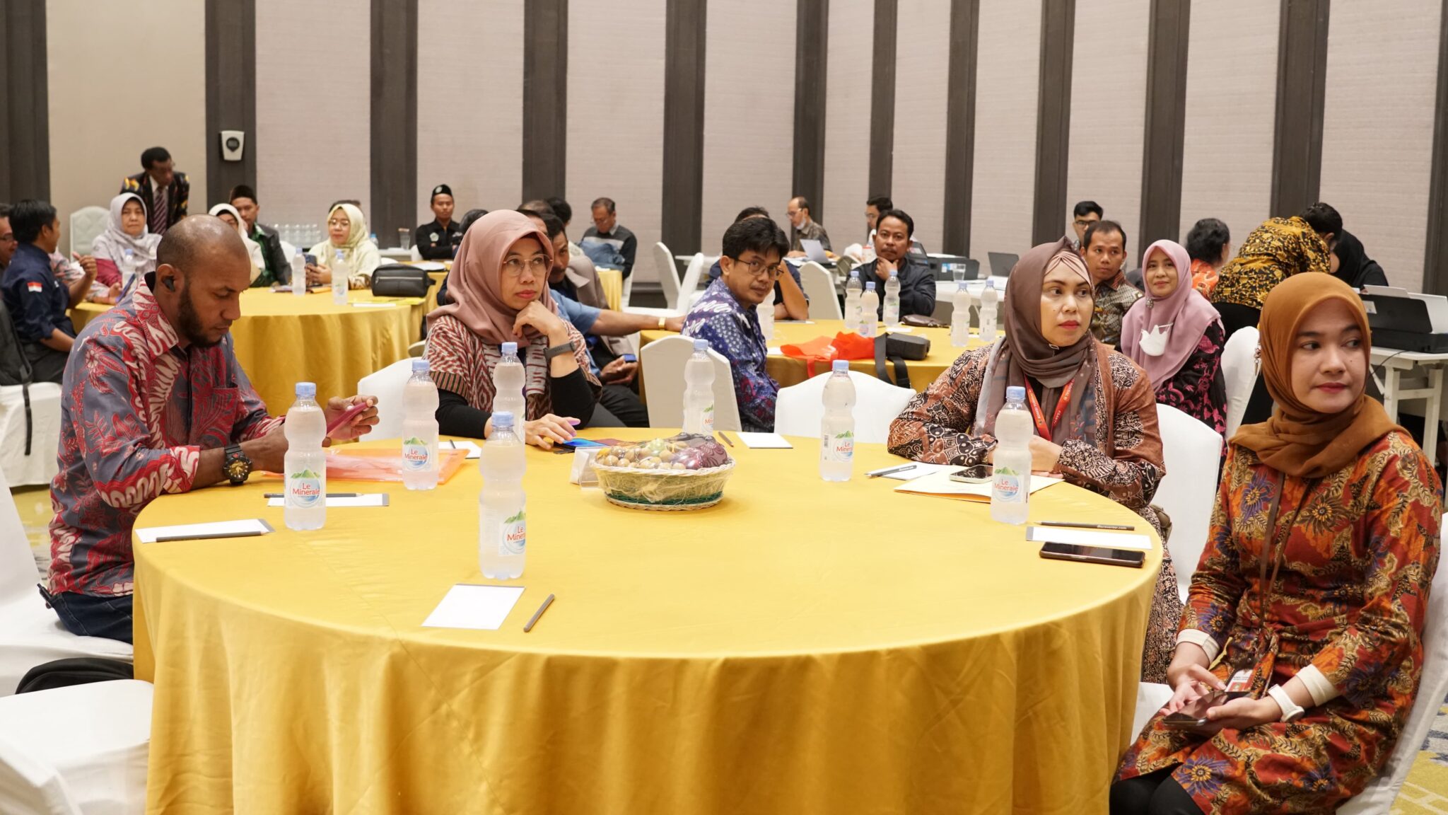 KEMENHUB GELAR ACARA SERAH TERIMA BARANG MILIK NEGARA BERUPA BUS SEKOLAH HaruanTeks.com l JAKARTA (31/1) – Kementerian Perhubungan melalui melalui Direktorat Jenderal Perhubungan Darat menggelar acara penandatanganan Berita Acara Serah Terima Operasional (BASTO), Naskah Perjanjian Hibah dan Berita Acara Serah Terima Barang Milik Negara (BMN) berupa bus sekolah ukuran kecil Tahun Anggaran 2023. Kegiatan ini digelar di Hotel Harris Vertu Harmoni Jakarta pada Rabu (31/1). “Hari ini kita hadir sebagai bentuk tindak lanjut dari Peraturan Menteri Perhubungan Republik Indonesia Nomor KM 133 Tahun 2023 tentang Bantuan Teknis Bus Sekolah Ukuran Kecil Tahun Anggaran 2023, terkait dengan bantuan teknis dari Kementerian Perhubungan kepada pemerintah daerah dan lembaga pendidikan,” ujar Direktur Angkutan Jalan, Suharto dalam sambutannya. Bantuan teknis bus sekolah ini merupakan hasil kegiatan di tahun anggaran 2023 yang penyerahannya baru bisa dilaksanakan pada awal tahun 2024 karena membutuhkan proses administrasi yang cukup panjang. “Bantuan teknis itu artinya kita hanya membantu, sehingga dengan adanya bantuan ini dapat menjadi stimulan untuk nantinya pemerintah daerah dapat berkembang dan memberikan layanan yang lebih maksimal kepada masyarakat di masing-masing wilayah,” ungkap Suharto. Sesuai dengan Keputusan Menteri Perhubungan Nomor KM 133 Tahun 2023 terdapat 142 penerima bantuan bus dengan 143 alokasi bus yaitu, enam bus untuk enam Kementerian/Lembaga, delapan bus untuk tujuh pemerintah daerah, dan 129 bus untuk 129 lembaga pendidikan. Direktur Angkutan Jalan menuturkan bahwa pemerintah pusat dan daerah memiliki tujuan yang sama dalam pemenuhan pelayanan transportasi bagi masyarakat. Salah satu langkah awalnya adalah melalui pemberian BMN sebagai langkah awal untuk mengembangkan layanan transportasi yang lebih baik. “Hakekatnya kita memiliki visi yang sama yaitu memberikan pelayanan kepada masyarakat, tapi jangan lepas dari regulasi yang ada bahwa Undang-Undang No 22 Tahun 2009 Tentang Lalu Lintas dan Angkutan Jalan yang menjelaskan bahwa pemerintah pusat dan daerah harus menyelenggarakan layanan angkutan yang nyaman, aman dan terjangkau,” tutur Suharto. Dengan adanya bantuan teknis tersebut diharapkan dapat memberikan manfaat dalam rangka penyediaan sarana angkutan sebagai salah satu penunjang tugas dan fungsi bagi lembaga/pemerintah daerah dan khususnya bagi lembaga pendidikan dalam menunjang kegiatan belajar dan mengajar, sehingga dapat meningkatkan kualitas pendidikan di Indonesia. “Mudah-mudahan apa yang kita niatkan untuk memberikan layanan kepada masyarakat dapat membawa berkah bagi kita semua dan bagi anak-anak yang kita layani, sehingga kecerdasan bangsa yang dicita-citakan dalam lembaga pendidikan ini bisa benar-benar tercapai,” pungkasnya. Pada kesempatan yang sama Kepala Bagian Keuangan Sekretariat Direktorat Jenderal Perhubungan Darat, Dedeh Rosidah dalam laporannya mengatakan penandatanganan berita acara serah terima operasional, naskah perjanjian dan berita acara serah terima BMN berupa bus sekolah dalam rangka tertib administrasi terhadap pengelolaan dan penatausahaan BMN. “Semoga bantuan bus sekolah ini dapat bermanfaat sebagai sarana angkutan bagi pemerintah daerah khususnya lembaga pendidikan dalam menunjang kegiatan belajar mengajar,” ujar Dedeh Rosidah. Sebagai informasi, berdasarkan Peraturan Menteri Perhubungan Nomor PM 59 Tahun 2018 tentang Petunjuk Pelaksanaan Pengelolaan Barang Milik Negara di Lingkungan Kementerian Perhubungan, ditetapkan Peraturan Menteri Perhubungan Republik Indonesia Nomor PM 64 Tahun 2021 Tentang Perubahan Atas Peraturan Menteri Perhubungan Nomor PM 11 Tahun 2019 Tentang Pedoman Pelaksanaan Serah Terima Barang Milik Negara di Lingkungan Kementerian Perhubungan. Objek yang dilakukan serah terima operasional berupa BMN yang dihibahkan kepada pemerintah daerah/pihak lain setelah mendapat persetujuan dari Pengelola Barang yang dalam kegiatan ini adalah lembaga pendidikan. Kegiatan dilanjutkan dengan serah terima bus bantuan Kementerian Perhubungan kepada perwakilan penerima secara simbolis. Kegiatan ini dihadiri juga oleh Kepala Seksi Pengamanan Infrastruktur Telekomunikasi pada Direktorat D Jaksa Agung Muda Intelijen Kejaksaan Agung, Khusaini; Ketua Yayasan Pondok Pesantren Hidayatullah Balikpapan, Hamzah Akbar; Perwakilan Kepala Dinas Perhubungan Provinsi/Kabupaten/Kota; Perwakilan Kepala Lembaga Pendidikan; dan Para Pejabat Struktural dan Fungsional di lingkungan Direktorat Jenderal Perhubungan Darat. (ALV/WBW/AZN)(") Kamis,01/02/2024 KEPALA BAGIAN HUKUM DAN HUMAS DITJEN PERHUBUNGAN DARAT Aznal S.H.,M.H.