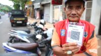 Pemerintah Kota (Pemkot) Surabaya melalui Dinas Perhubungan (Dishub) Kota Surabaya resmi memberlakukan pembayaran parkir non tunai dengan Qris mulai hari ini, Kamis (1/2/2024). Secara simbolis, peresmian pembayaran non tunai itu ditandai dengan pengalungan kode Qris oleh Kepala Dishub Kota Surabaya Tundjung Iswandaru kepada juru parkir di Jalan Tunjungan Surabaya. “Alhamdulillah hari ini kita memulai pembayaran parkir non tunai dengan Qris. Harapannya berjalan lancar,” kata Tundjung seusai meresmikan pembayaran parkir melalui Qris itu. Menurutnya, saat ini pihaknya menerapkan pembayaran parkir via Qris itu di 10 kawasan dengan 36 ruas jalan. Adapun 36 ruas jalan itu di antaranya adalah Jalan Tunjungan, Embong Malang, Bubutan, Jalan Semarang, Genteng, Blauran, Tanjunganom, Jalan Kedungdoro, Tidar, dan tempat lainnya. “Jadi, sekarang masih kita berlakukan di 36 ruas jalan. Sambil ini bertahap dan kita evaluasi terus. Targetnya seluruh jalan se Surabaya pakai Qris,” ujarnya. Ia juga menjelaskan bahwa saat ini baru 378 juru parkir (jukir) yang menerapkan pembayaran via Qris ini. Mereka ini adalah jukir-jukir yang sudah melengkapi administrasinya dalam pengurusan kode Qris. “Total ada 2.300 jukir dan semuanya ini bertahap, mereka tinggal melengkapi administrasinya lalu bisa menerapkan ini,” tegasnya. Sejauh ini, lanjut dia, memang masih ada beberapa pengguna yang belum paham tentang bayar parkir menggunakan Qris. Makanya, dalam rangka transisi dari pembayaran tunai ke pembayaran non tunai, Dishub Surabaya masih menfasilitasi warga dengan pembayaran tunai dan harus dengan karcis. “Jadi, di masa transisi ini masih bisa bayar tunai dan ada karcisnya. Tetapi selanjutnya sambil kita lakukan evaluasi untuk menggunakan Qris ini,” kata dia. Tundjung juga memastikan bahwa program pembayaran parkir dengan Qris ini sudah didukung oleh semua juru parkir se Kota Surabaya. Bahkan, ia juga memastikan bahwa program ini juga untuk meningkatkan PAD (Pendapatan Asli Daerah) Surabaya dan juga untuk meningkatkan kesejahteraan jukir. Sementara itu, Ketua Umum Paguyuban Juru Parkir Surabaya (PJS) Izul Fiqri memastikan seluruh jukir se Kota Surabaya sudah menyetujui penerapan pembayaran parkir melalui Qris itu. Meski begitu, persetujuannya itu dengan sejumlah catatan. “Catatan yang paling utama adalah kesejahteraan juru parkir Surabaya,” kata Izul saat ikut peresmian di Jalan Tunjungan. Ia juga memastikan bahwa paguyuban juru parkir itu sudah berkomitmen untuk mendukung program tersebut. Bahkan, ia juga mengakui sudah memberikan arahannya kepada seluruh juru parkir se Kota Surabaya untuk terus berkalung kode Qris. “Seluruh jukir se Surabaya kami pastikan berkalungkan Qris, sehingga masyarakat diberikan pilihan. Yang mau pakai Qris silahkan dan yang tidak siap dengan Qris silahkan pakai tunai dengan karcis. Ini tentu akan menjadi evaluasi kita ke depannya,” pungkasnya