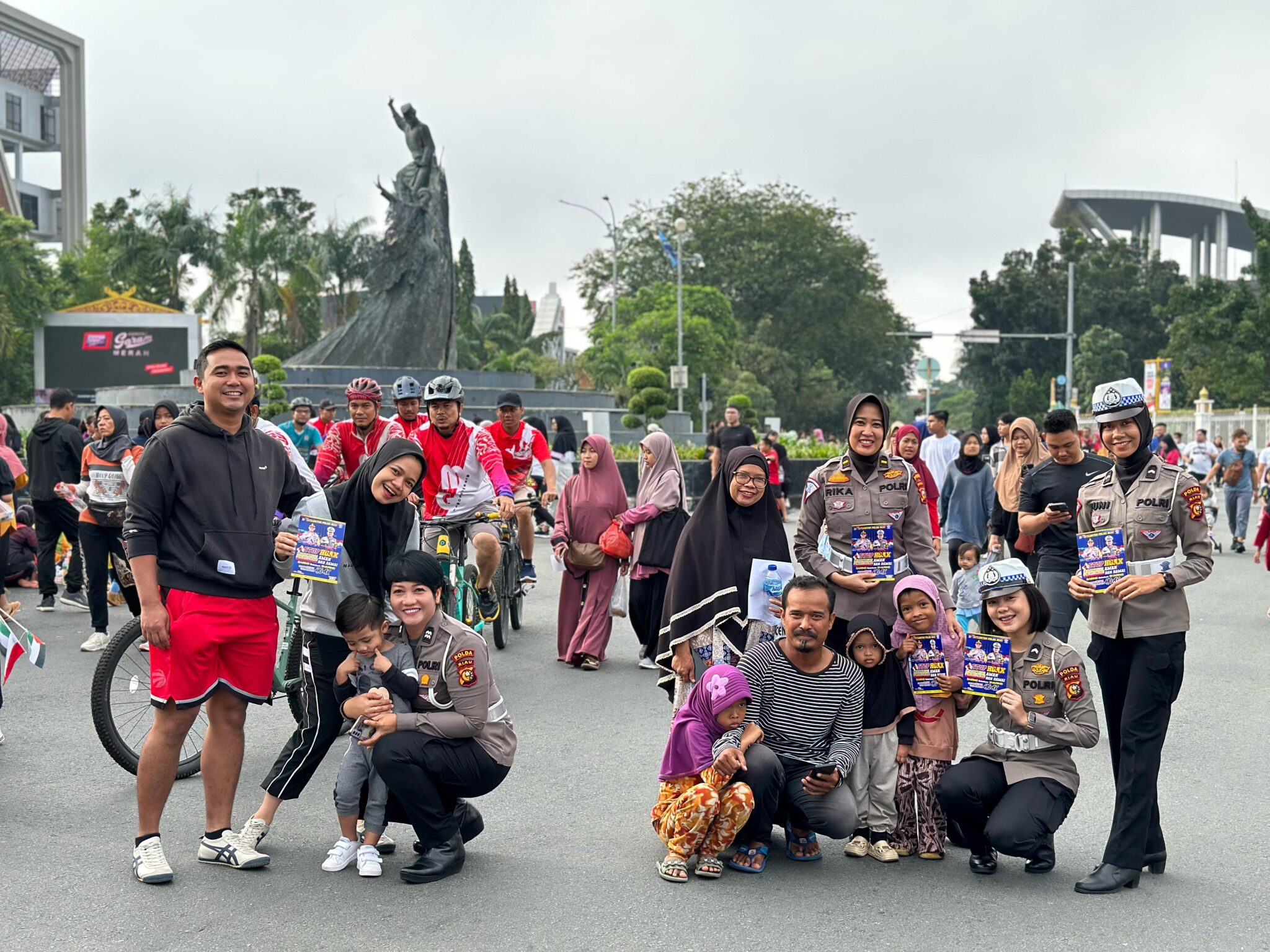 "Cooling System” Polwan Ditlantas Polda Riau libatkan para pengunjung Car Free Day