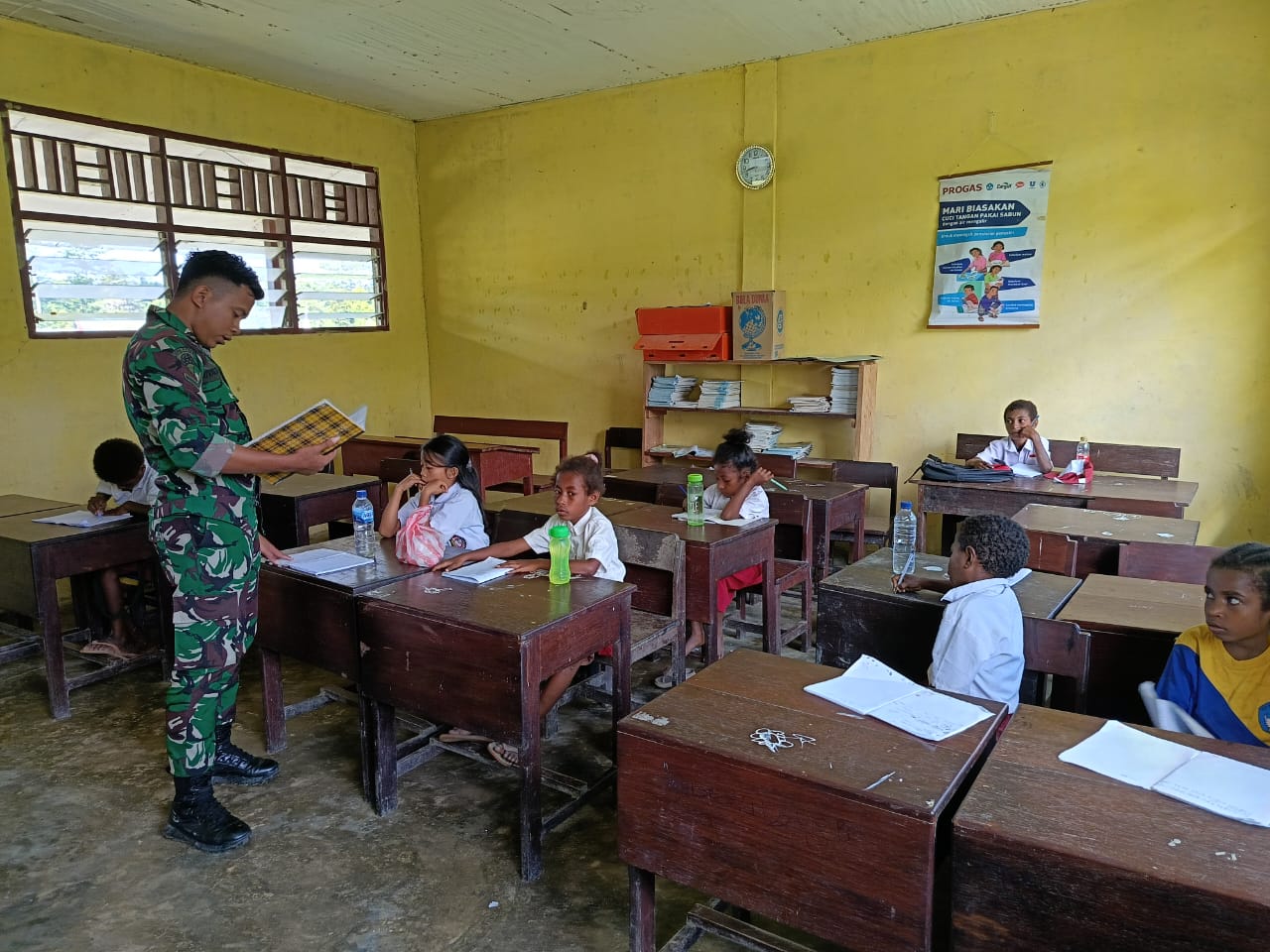 Satgas Yonif 407/PK Ikut Membantu Dan Terlihat Dalam Kegiatan Mengajar Disekolah Pada Wilayah Penugasan