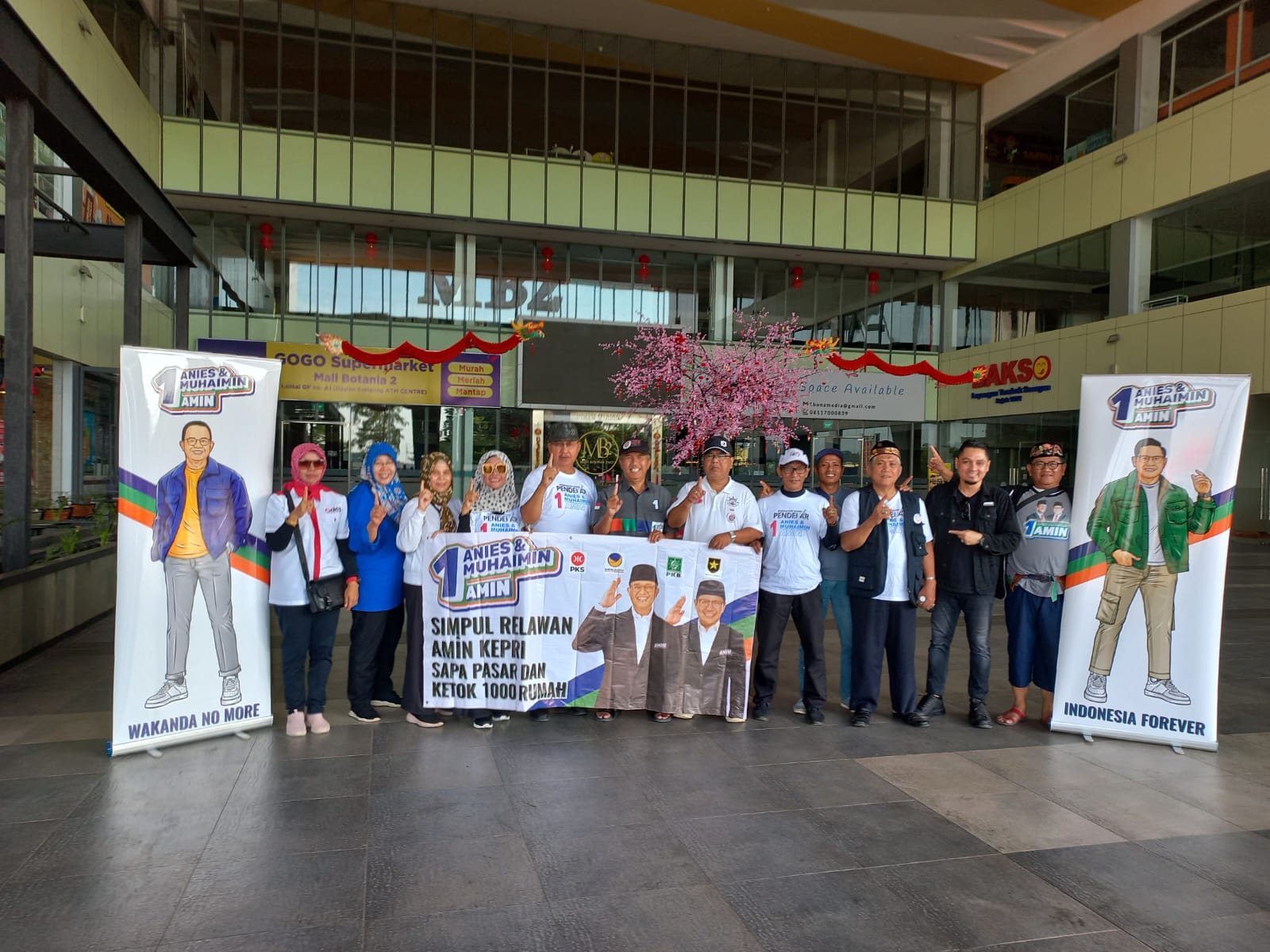 TPD Amin Kepri dan Simpul Relawan Anies Membagikan Stiker dan Pin di Botania ,Sumerland dan Pasar Mitra
