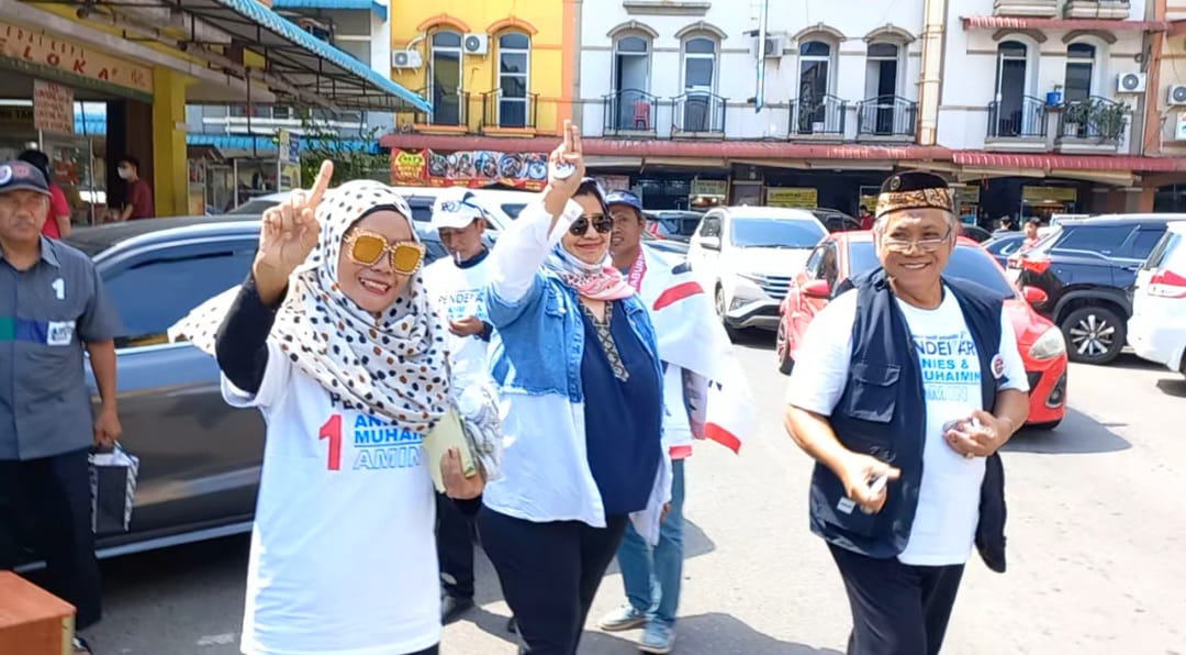 TPD Amin Kepri dan Simpul Relawan Anies Membagikan Stiker dan Pin di Botania ,Sumerland dan Pasar Mitra