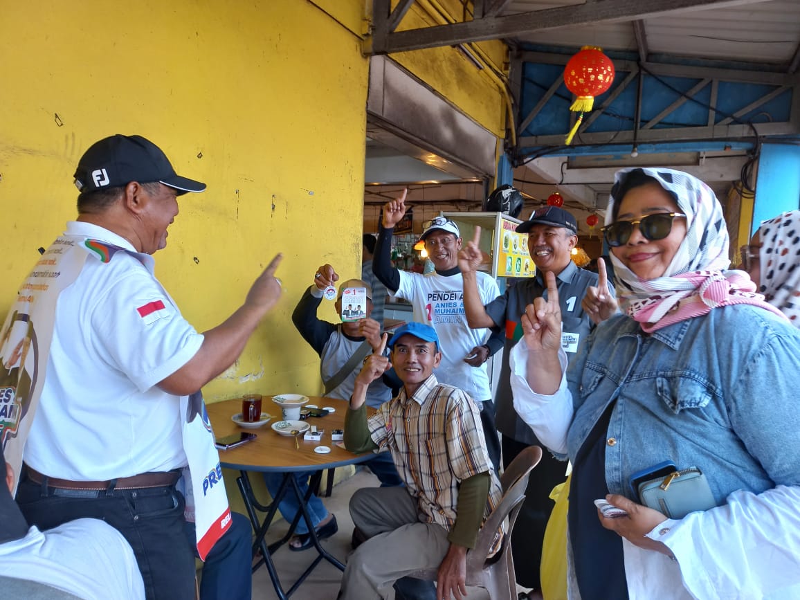 TPD Amin Kepri dan Simpul Relawan Anies Membagikan Stiker dan Pin di Botania ,Sumerland dan Pasar Mitra